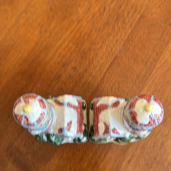 Ceramic Christmas Home and Lighthouse - Salt  and Pepper 🌶️ shakers - Picture 4 of 5